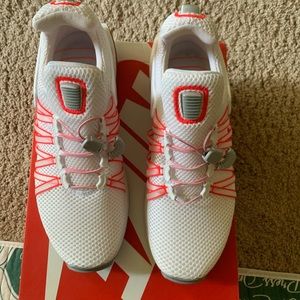 EUC Nike women’s Shox gravity shoes 7.5